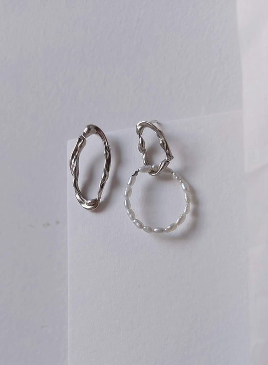 Missmatched Water Shape earrings in silver with pearl loop