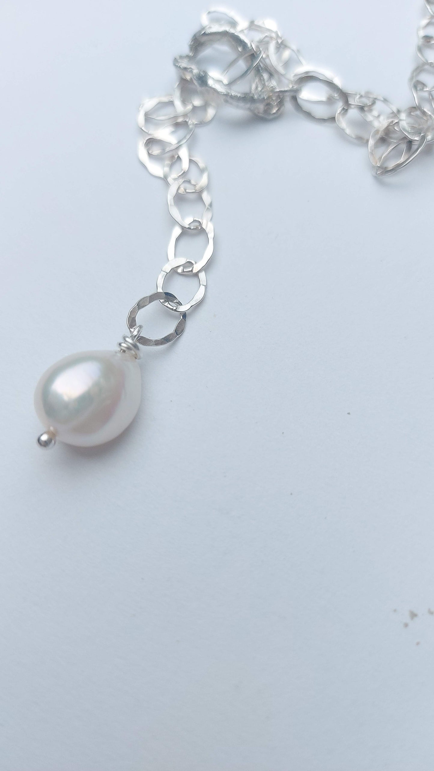 Pearl drop lariat big hammered link necklace with oyster world detail