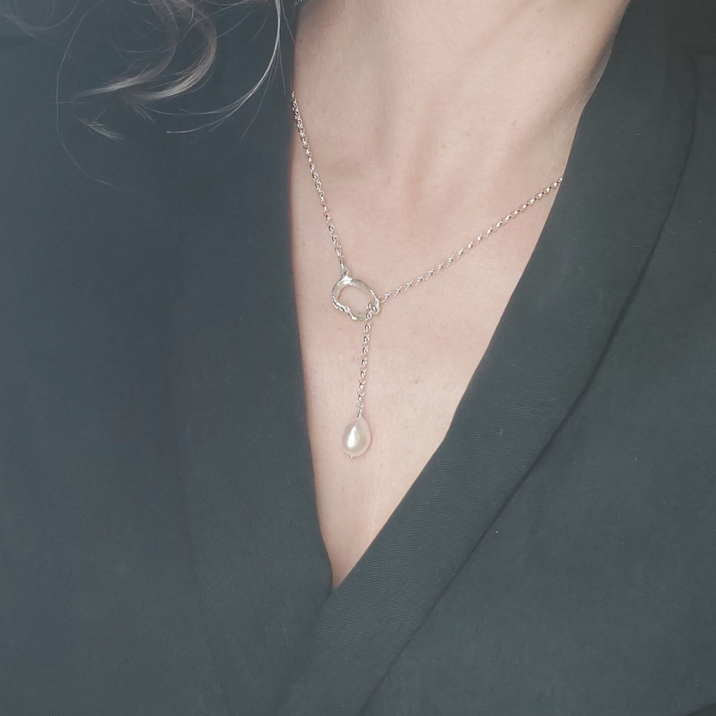 Pearl drop lariat necklace with oyster world open link